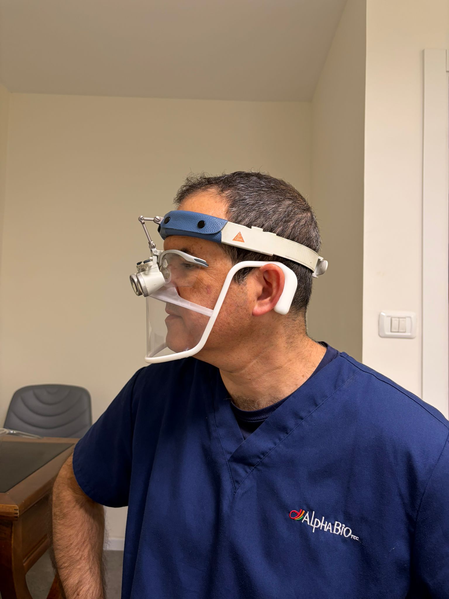 Dr. Eyal Politi wearing the SCUDOdoc mask, side profile
